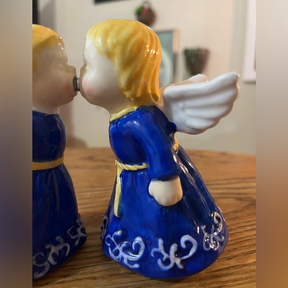 Vintage 80’s KISSING ANGELS Magnetic Salt & Pepper Shakers - Porcelain - Picture 7 of 10